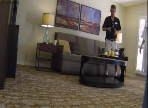 Молодая прикольнулась над парнем с доставки